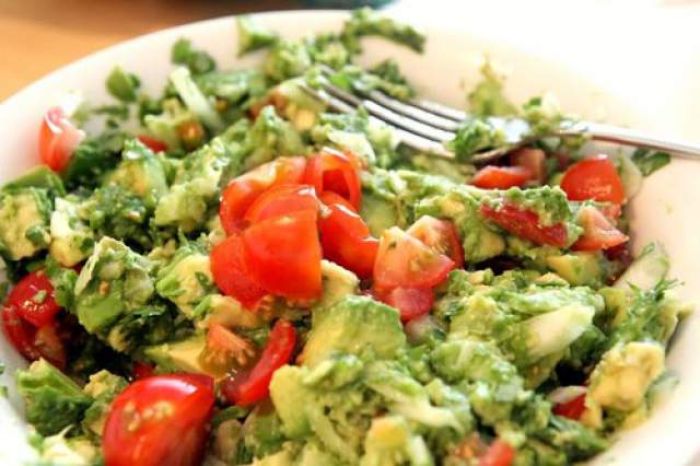 chunky-mixed-green-with-guacamole