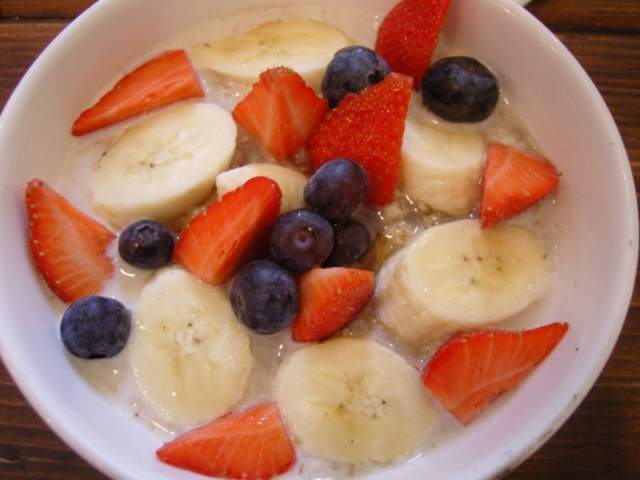 banana-and-berries-porridge