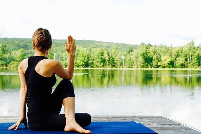 girl-yoga-natural