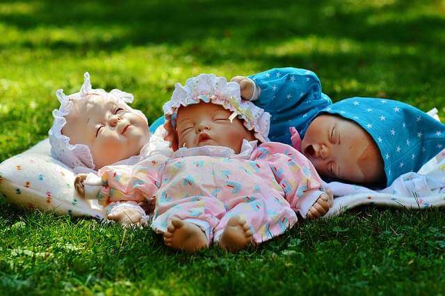 babies-sleeping-garden