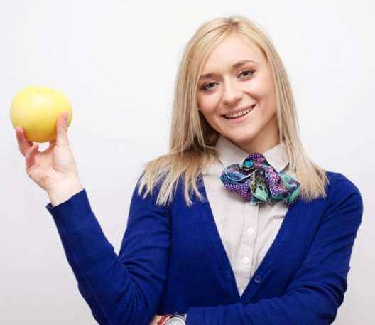 woman-holding-grapefruit