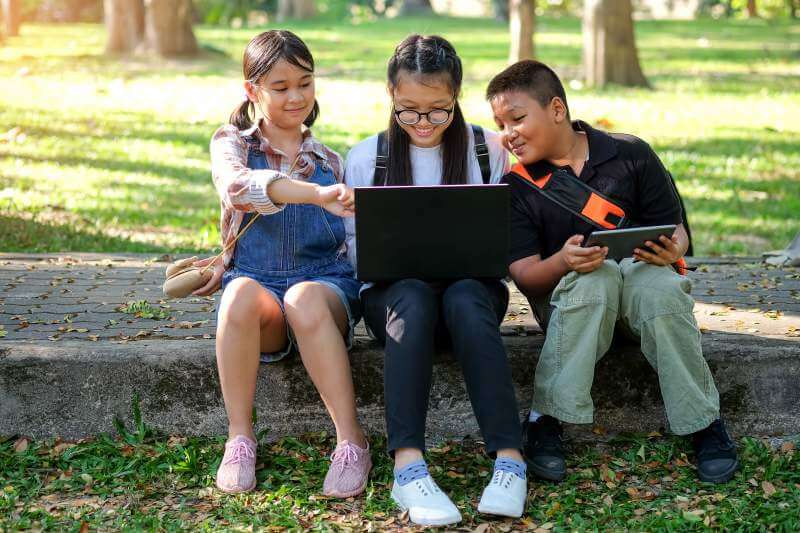 asian-children-are-playing-laptop-computer