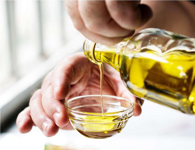 hands-pouring-virgin-olive-oil