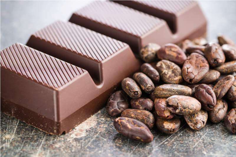 dark-chocolate-bar-and-cocoa-beans