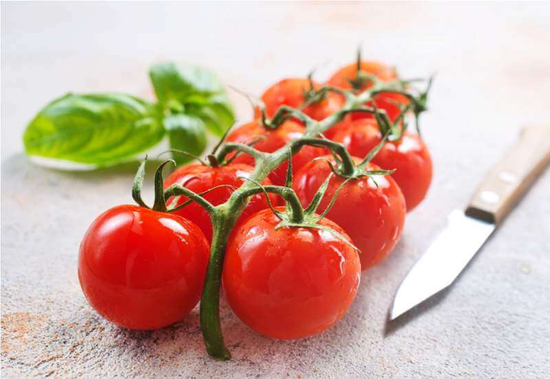 tomatos-and-knife