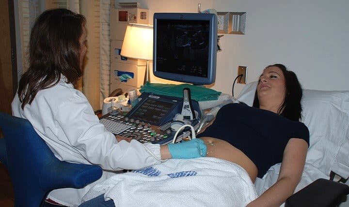 doctor scanning ultra preganant women