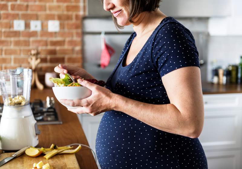 pregnant-woman-eat-healthy-food