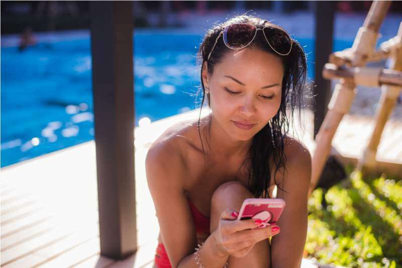 beautiful-woman-working-on-her-communications