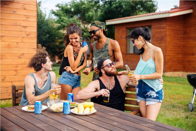 group-of-teenage-friends-drinking-beer-and-eating