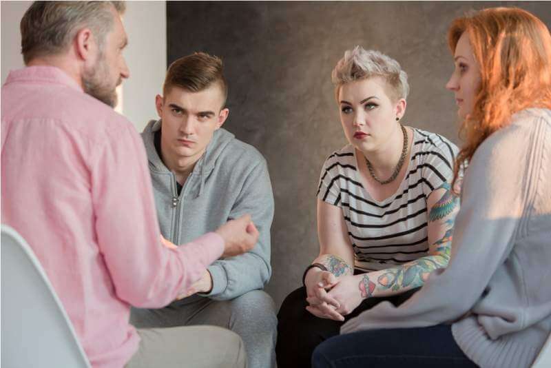 psychologist-talking-with-teenagers