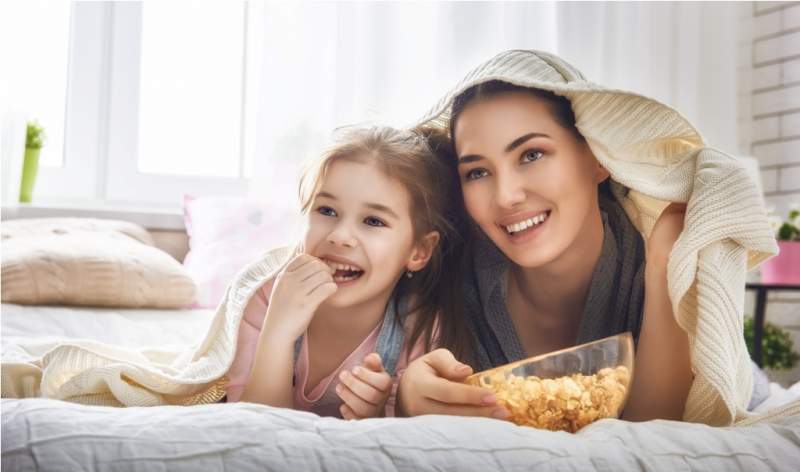 mother-and-daughter-eating-popcorn-