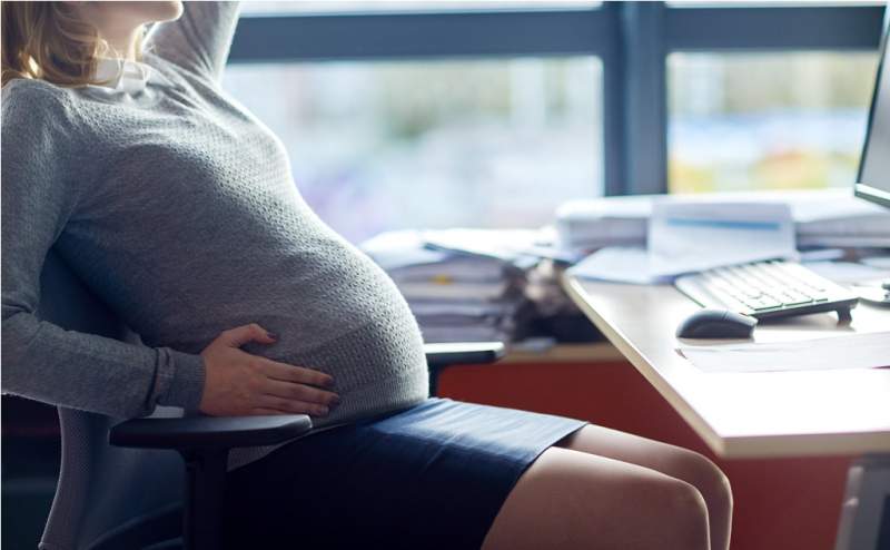 pregnant-businesswoman-sitting-at-office