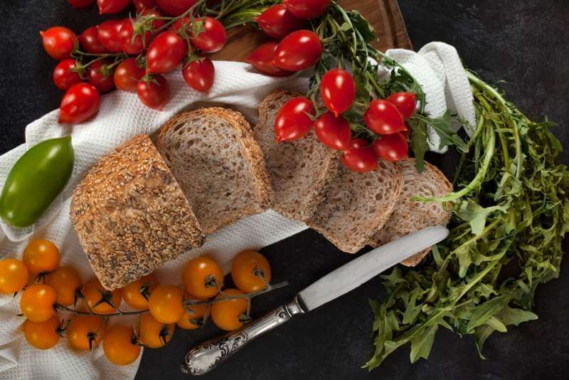 seeded-wholemeal-loaf-with-tomatoes-and-chicory