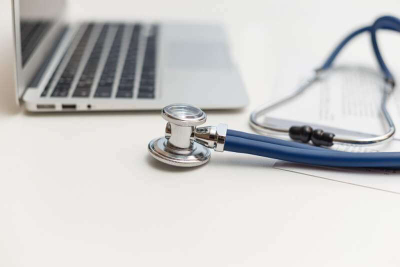 stethoscope-and-laptop-on-doctor-working-desk