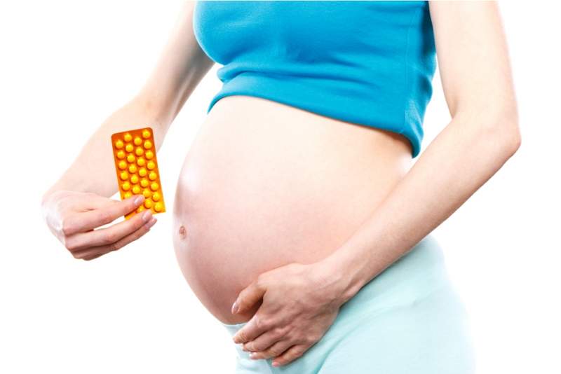 woman-in-pregnant-with-medical-pills-capsules