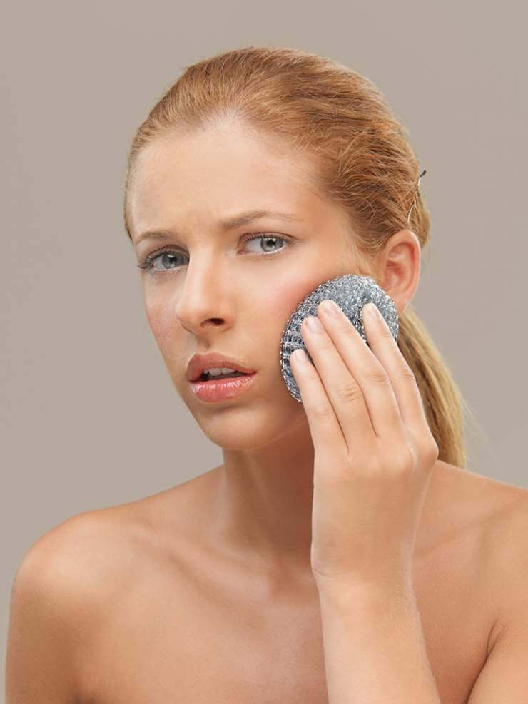 woman-using-metal-dish-scrubber-face