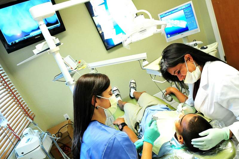 dentists-women-examing