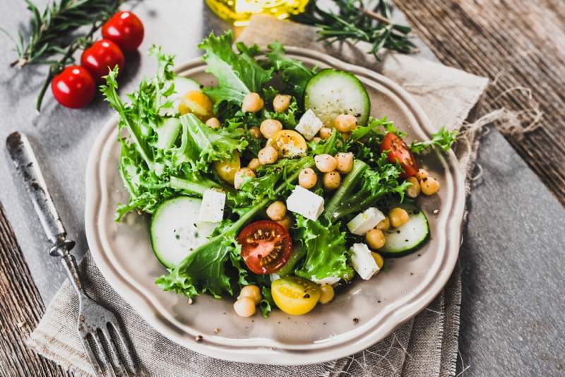 fresh-healthy-salad-with-chickpea