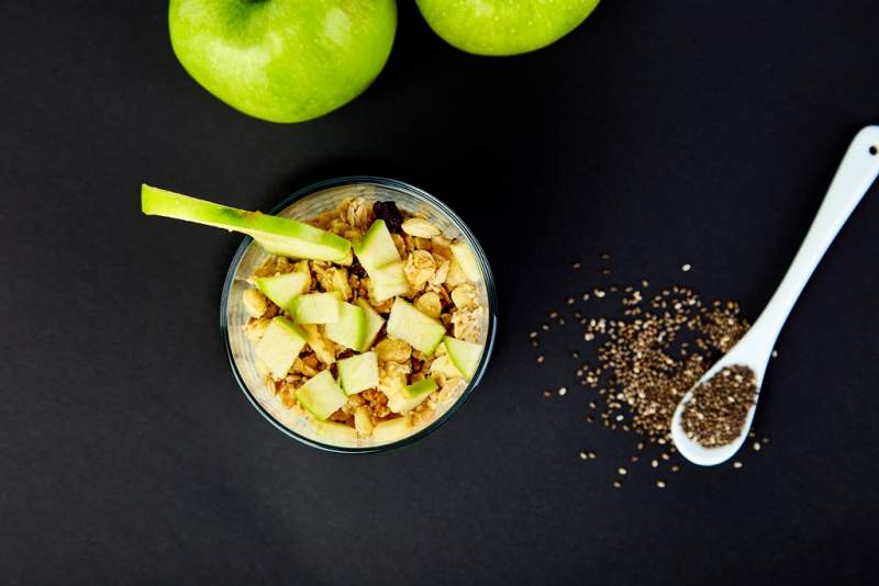 healthy-chia-pudding-with-apples-and-granola