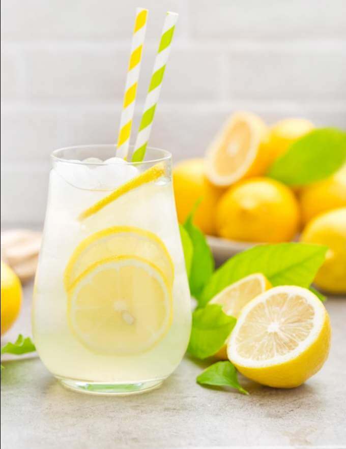 lemonade-drink-with-fresh-lemons-lemon-cocktail