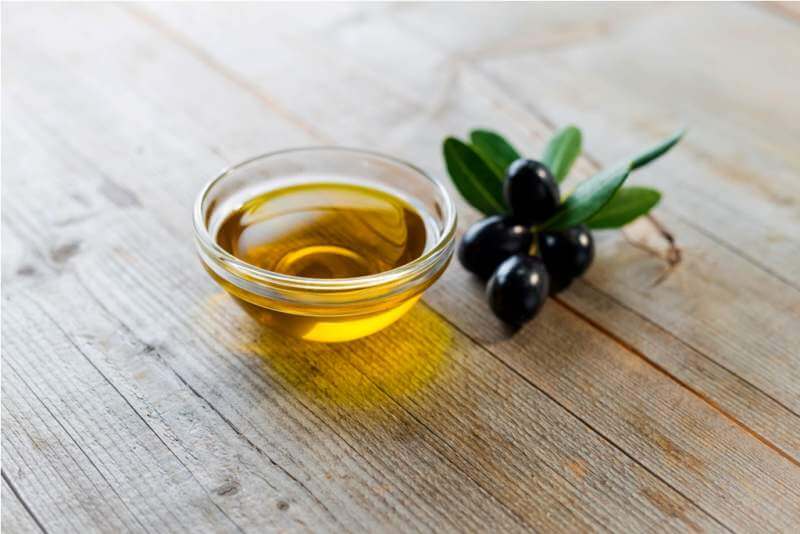 olive-oil-with-leaves-and-olives