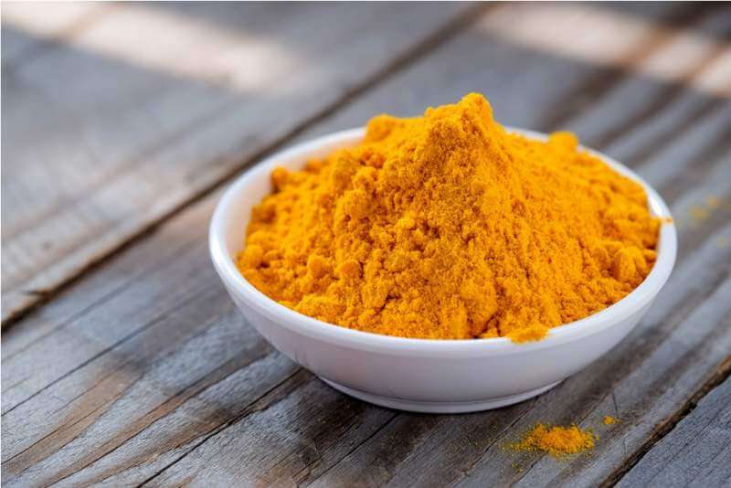 turmeric-powder-in-white-cup