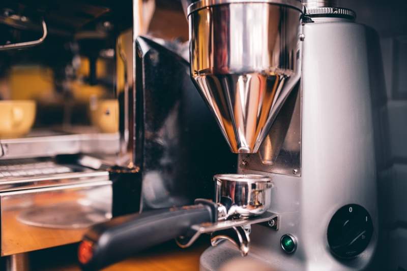 professional-coffee-milling-machinery-preparing