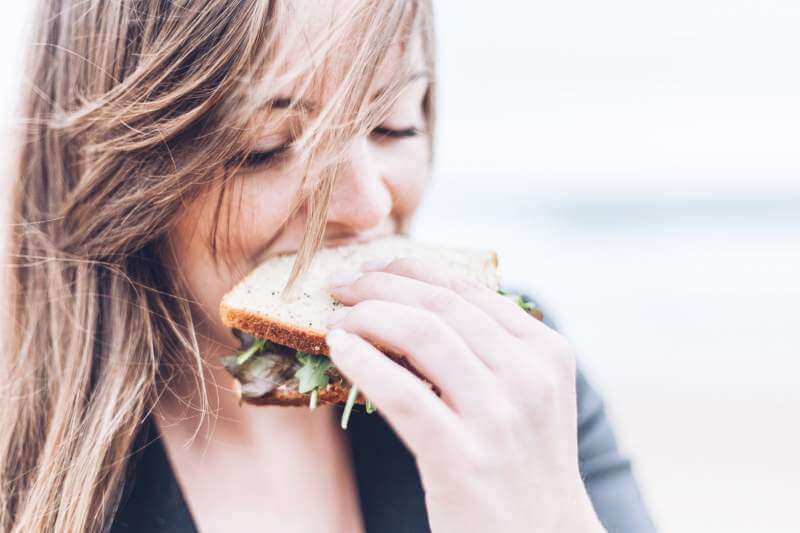 youngwomen-eating-breadsalad