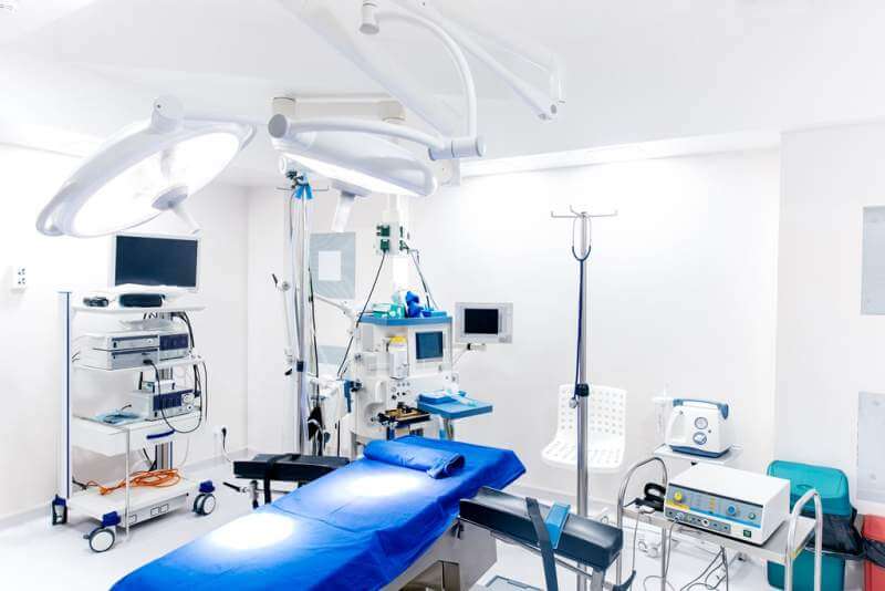 medical-devices-and-industrial-lamps-in-surgery