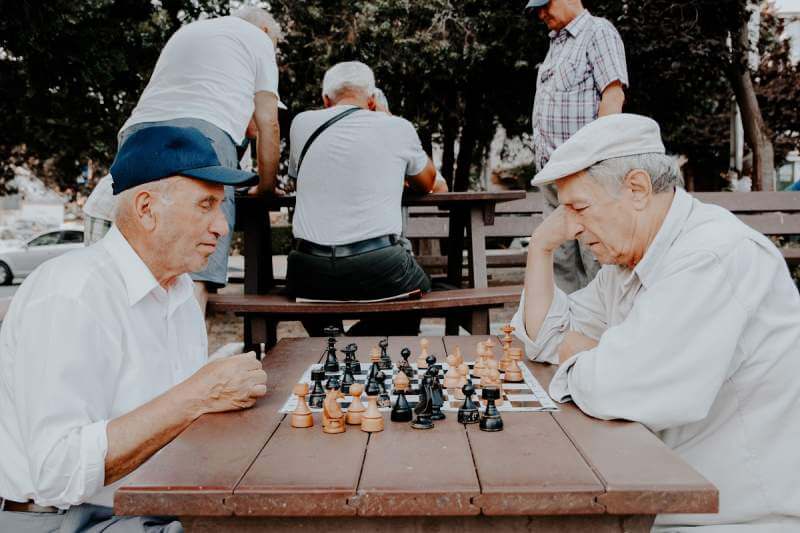 agedpeople-chess-playing