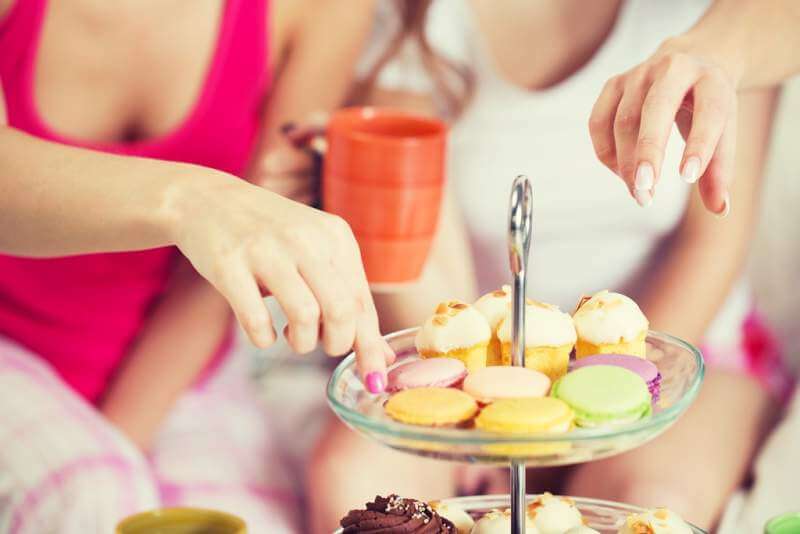 friends-or-teen-girls-eating-sweets-at-home