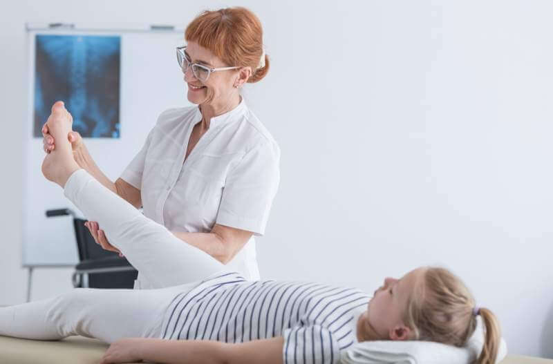 physiotherapist-in-pediatric-scoliosis-clinic