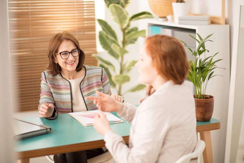 smiling-advisor-and-burnt-out-employee