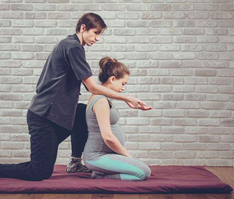 traditional-thai-massage-of-a-pregnant-woman