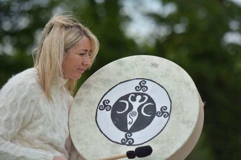 woman-drum