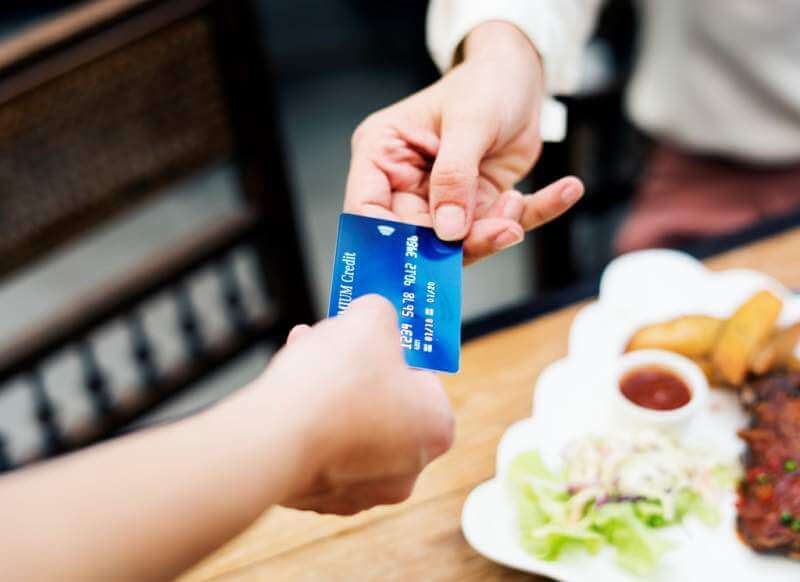 woman-paying-lunch-with-credit-card-at-restaurant
