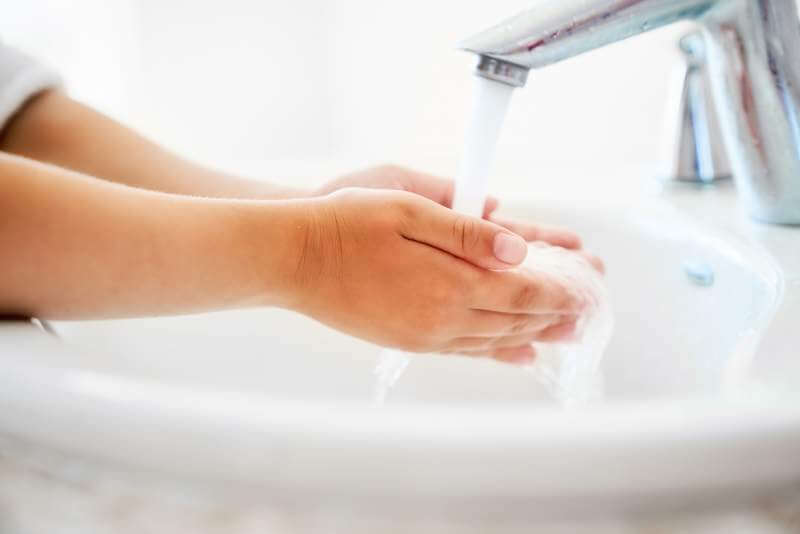 child-is-washing-hands