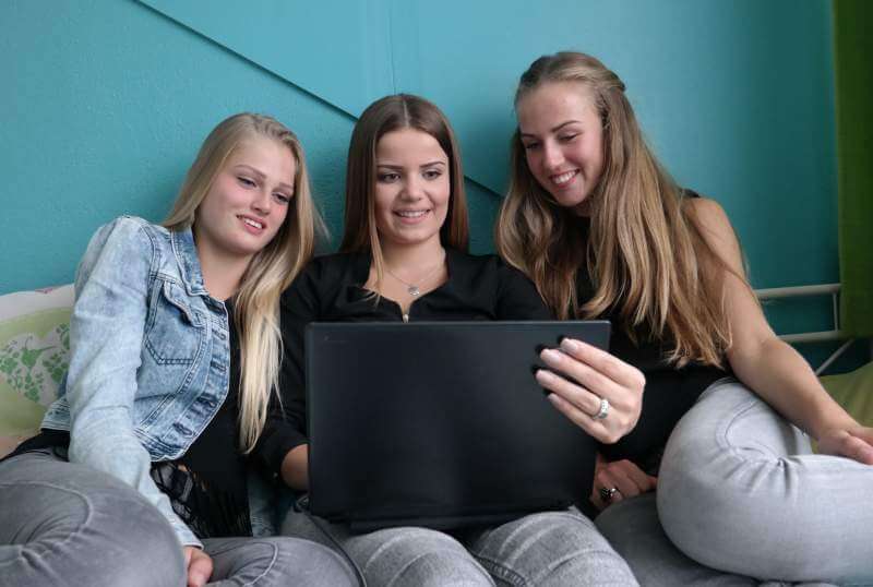 computer-usage-young-girls