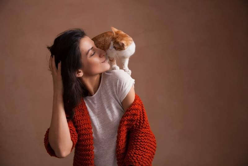 little-kitten-on-woman-shoulder